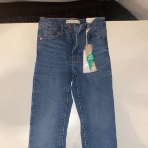 Molly jeans original storlek xs hi-waist denim stretch - Jätte fina och helt nya jeans från Gina trickot, inte använt har fortfarande prislapp på 