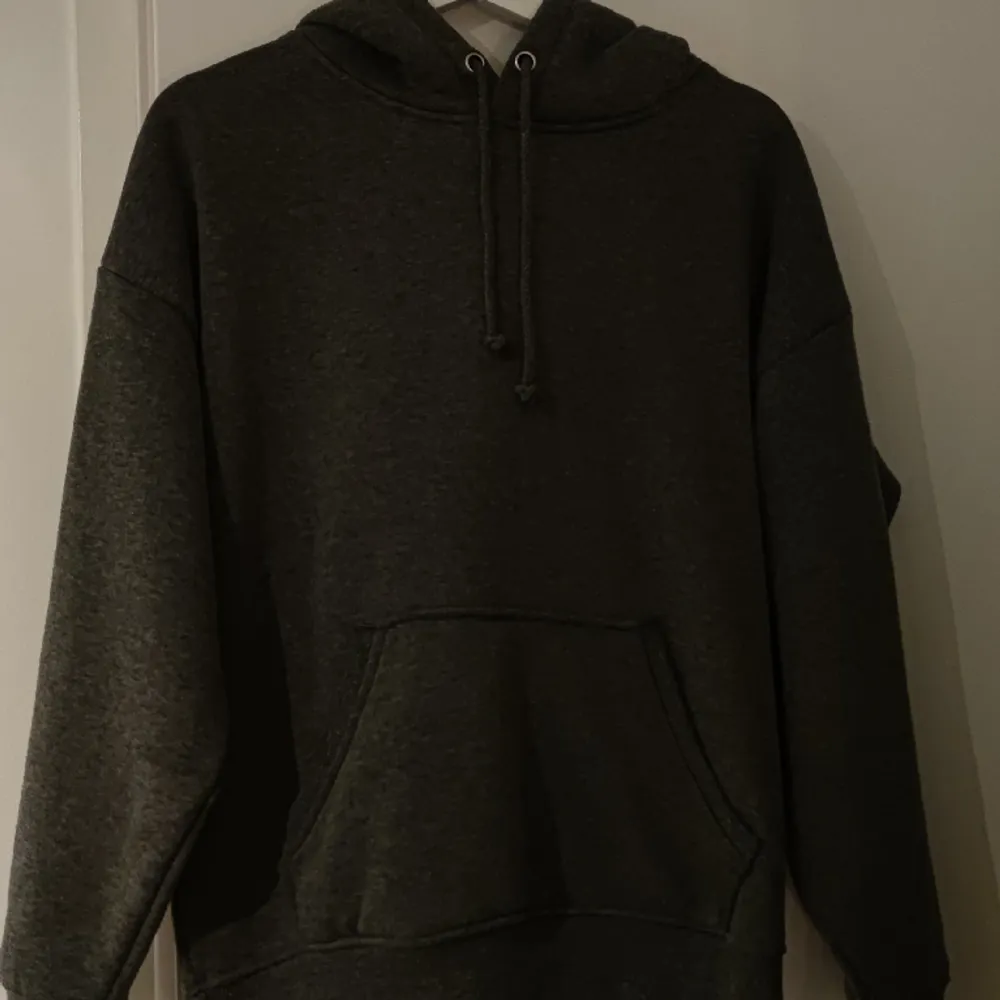 Säljer nu min Hoodie från Bik Bok i storlek S. Hoodien är samma modell som bild 2, men ej samma färg. Aldrig använd 🥰. Hoodies.