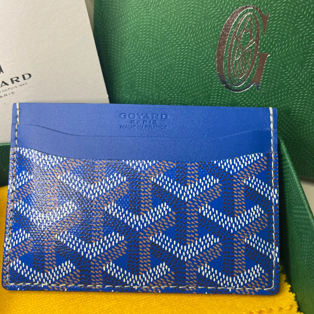 Oanvänd korthållare från ett av världens mest exklusiva märken Maison Goyard.  Inköpt i Monaco iår. Skick: 5/5 (Helt orörd) Färg: Blå med gul interior Färgen är även 1 av de tre mest eftertraktade Komplett med alla tillbehör! ENDAST SERIÖSA KÖPARE!!. Väskor.