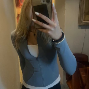 Tränings tröja - Ljus blås tränings zip tröja, super fin och i nyskick, kan även gå ner i pris vid snabb affär!🌸