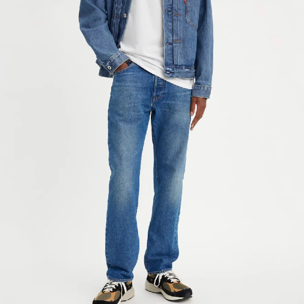 Mörkblå Levis jeans i modell 501. Mycket bra skick och har inga defekter. Märket är lite skrynkligt efter ett par tvättar men jeansen i sig är fina.. Jeans & Byxor.