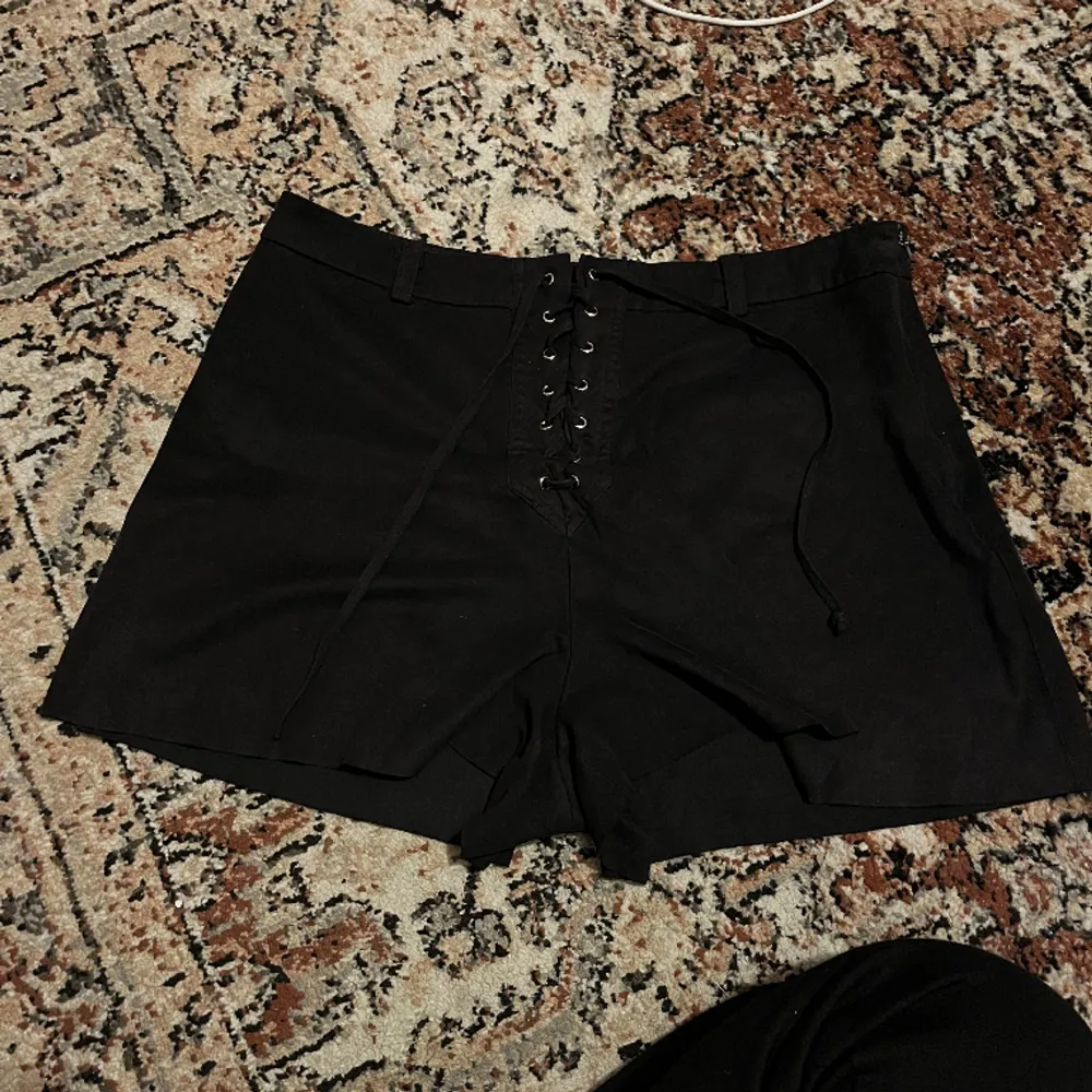 shorts i mocka material, mjuka och sköna. aldrig använt de själv. de har en dragkedja på sidan! använd köp nu<3. Shorts.