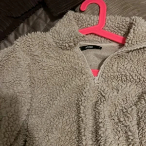  Beige tröja - Säljer den här lurviga tröjan då den inte används längre 