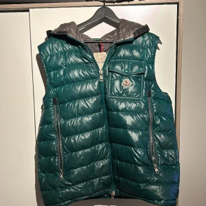Moncler väst L  - Limited edition moncler väst finns inte att köpa längre, kan behöva tvättas annars inget fel på den. Pris kan diskuteras 