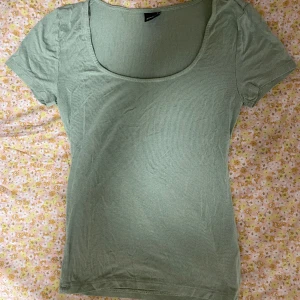 Topp - En grön topp från Gina Tricot i storlek s, har bara använts 2-3 gånger så den är i bra skick 💚