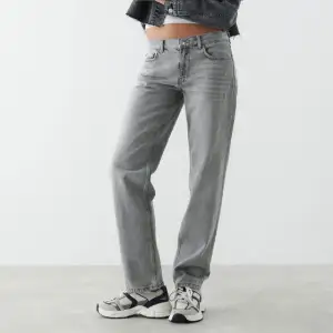 Gråa jeans i rak modell med låg midja från GinaTricot. Sitter som på första bilden på mig som är 174 cm. Använda ett fåtal gånger. 