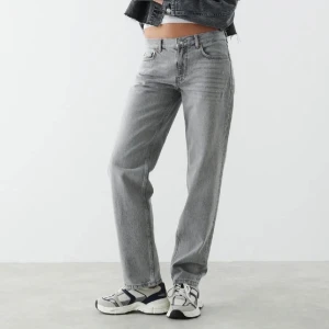 Low Straight Jeans - Gråa jeans i rak modell med låg midja från GinaTricot. Sitter som på första bilden på mig som är 174 cm. Använda ett fåtal gånger. 