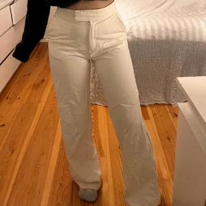 Vita kostymbyxor  - Högmidjade kostymbyxor. Säljer då jag ej gillar högmidjade 