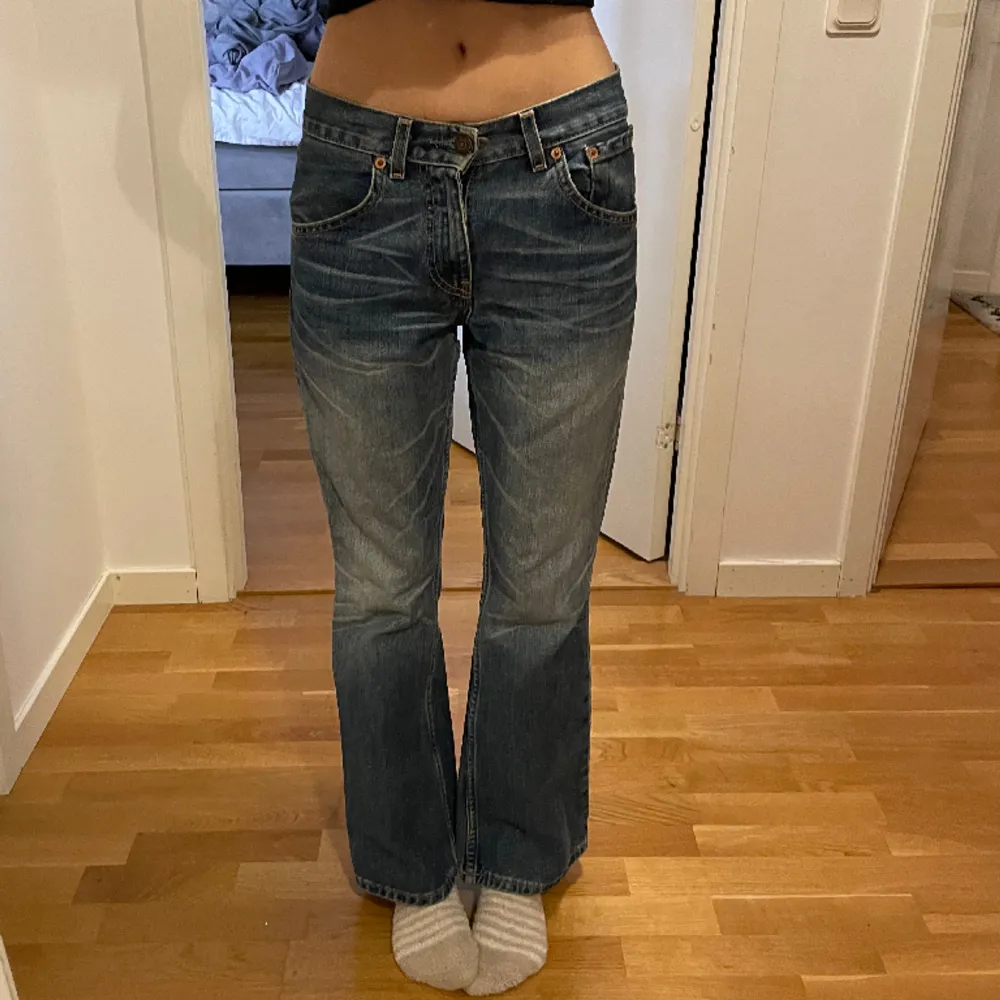 snygga bootcut jeans från levis som tyvärr inte sitter så bra på mig.. storlek 26/30 midja: 33 cm innerbenslängd: 71 cm jag på bilden är 169 cm lång 💞. Jeans & Byxor.