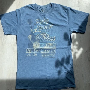 Tshirt - Säljer denna gulliga T-shirten💙skirv vid frågor eller funderingar! Tryck gärna på köp nu☺️