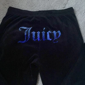 juicy couture byxor - Jag säljer mina snygga juices med fickor framtill💕 säljer pga att dom är för stora på mig. Strl L. Fråga gärna om ni behöver fler bilder på byxorna. Tar bara Swish!💕
