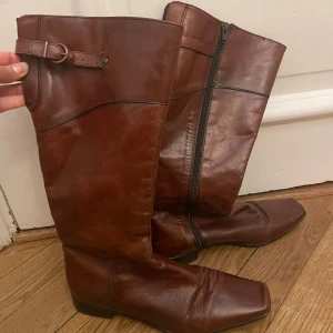 Bruna stövlar - Bruna boots i storlek 39! De slutar en bit innan knäet.