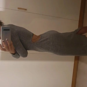 Ny glittrig klänning  - Klänningen har aldrig använts. Prislapp kvar. Storlek 40, men upplever den liten i storlek så skulle säga mer som en 38.