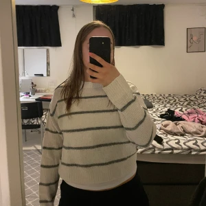 Stickad tröja  - Fin randig stickad tröja från H&M. 🌟