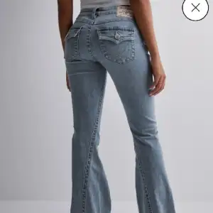 säljer dessa jeans från true religion. Endast testade men har tagit bort lapparna. Storlek 28 passar S/M🤍