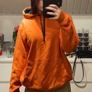 Orange hoddie  - En jätte mysig lite Overzised orange hoddie, varm och i bra skick 