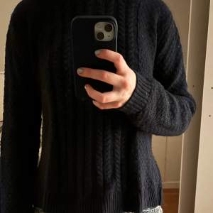 Mörkblå stickad tröja från Stockholm🌷Kontakta vid intresse💕🙏