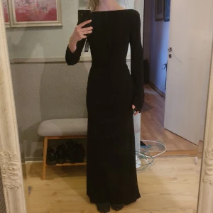 Långklänning med öppen rygg och utsvängda ärmar  - Ny oanvänd med lappen kvar. Från boohoo. Silkigt material. 