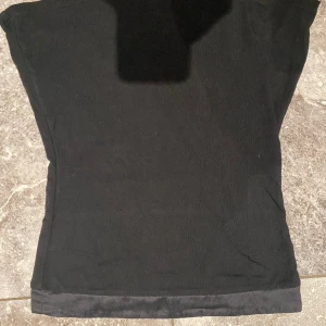 Topp stl.xs - Svart topp från paris&kate. Säljer pga stor garderobrensning. Kika gärna på mina andra annonser, säljer mycket. Samfraktar gärna:) 