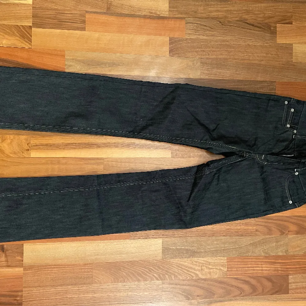 Underbara mörkblå jeans från Filippa K, stl 26/32, raka i modellen och säljer enbart för de är för små för mig nu :( . Jeans & Byxor.