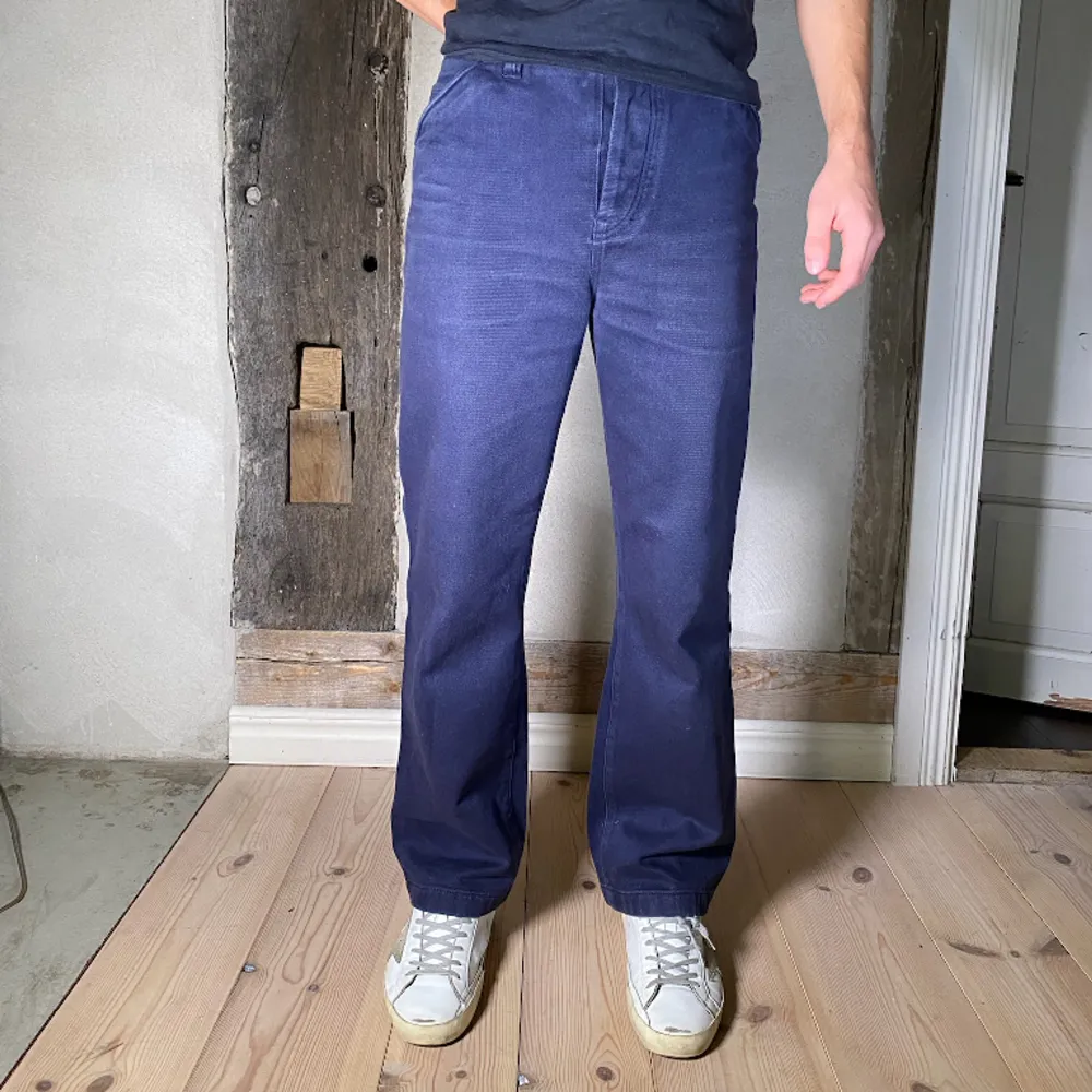 Fin fina Acne Studios jeans i bra skick. Passar S-M ca 30w 29L. Om du har någon fundering är det bara att hoppa in i DM. Mvh StilKontoret. Jeans & Byxor.