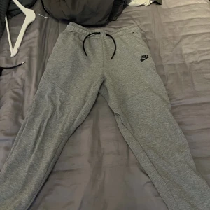 Nike tech byxor  - Grå Nike tech byxor i storlek 158-170