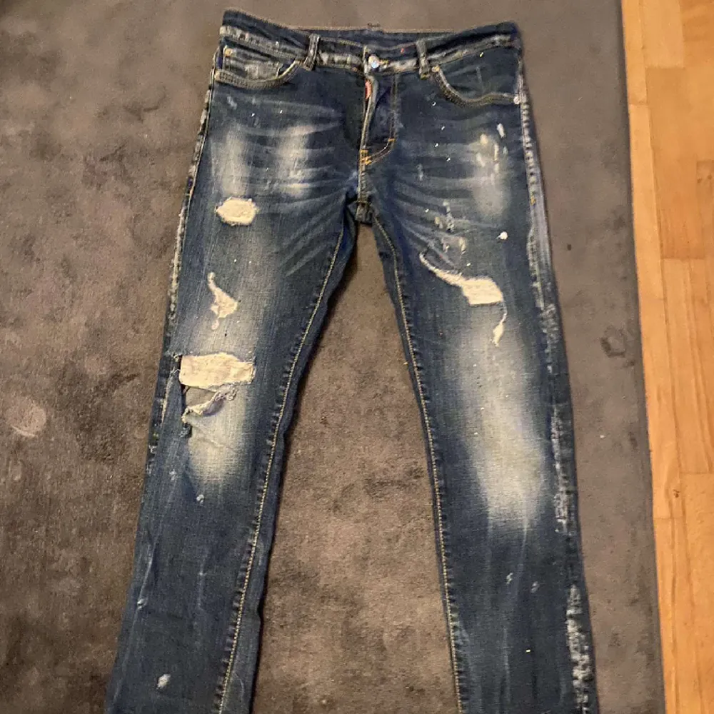 Tja! Säljer ett par feta dsquared2 jeans som är sparsamt använda, slim fit. Modellen har hål i benet också. Skick (7/10) eftersom att det är ett litet hål i ena fickan. Har tyvärr inte kvittot kvar men Nk påse finns. Ha en bra dag!. Jeans & Byxor.