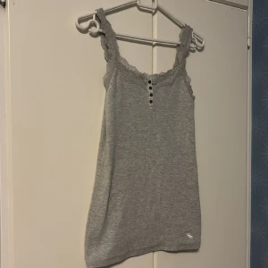 Linne - Säljer ett linne från abercrombie & fitch i storlek M men passa även de som har storlek S då de kmr sitta lite löst. Har aldirg använt och är i nytt sick😊