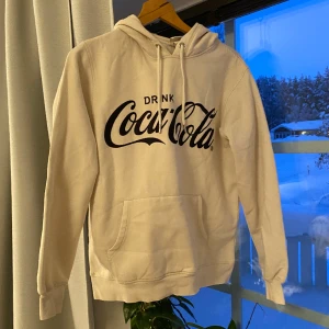 Coca Cola Hoodie - 🩷 Beige hoodie, sällan använd. Stryks självklart innan den skickas. Kontakta mig för att få mer information eller bilder på plaggen 💗