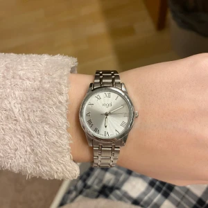 Silver klocka - Säljer denna fina klocka köpt i perfekt storlek enligt mig från ur & penn för 499kr. Säljer denna för har bytt till guld, använd fåtal gånger och i bra skick utan nån liten liten rispa på glaset ( man tänker inte på det ).