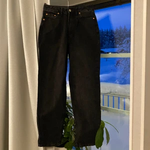 Svarta jeans - 🩷 Högmidjade momjeans, pösiga. Kort i modellen. Sällan använd. Kontakta mig för att få mer information eller bilder på plaggen, mått finns att få 💗