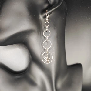 Handgjorda örhängen  - Min mamma tillverkar och designar egna smycken. Ca 6.5 cm långa.