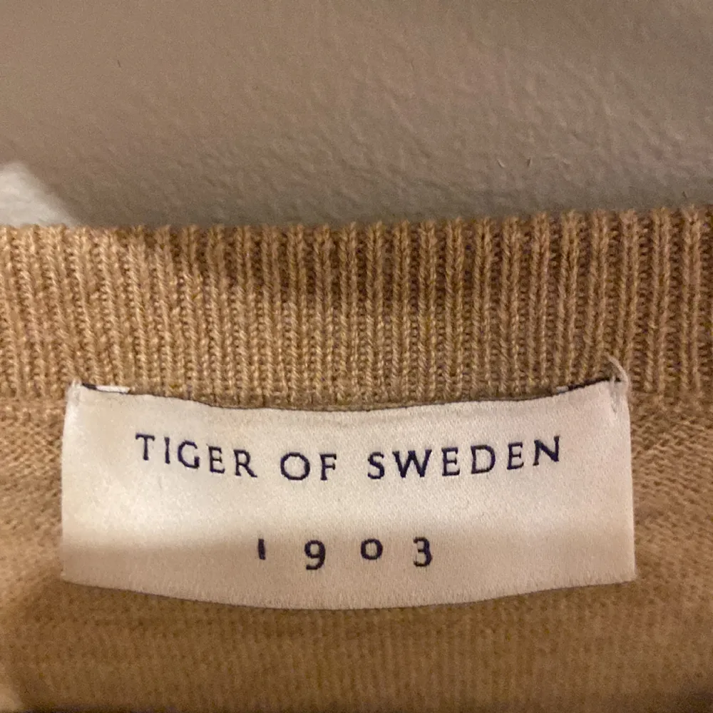 En stillren finstickad pullover från Tiger of Sweden. 100% ull. Stolek L herr. Ny pris 1599kr Mitt pris 300kr. I fint skick. Hör av er om ni har några frågor eller funderingar! . Hoodies.
