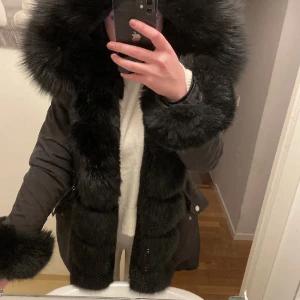 Fatima parka  - Finns lite slitningar där av priset. Ena hand pälsen är lite bränd på undersidan vilket man kan se på bilden och fickan är sönder inifrån, inget som syns men saker ramlar igenom. 