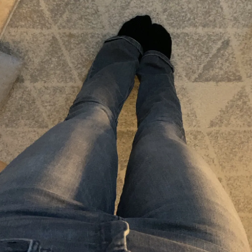 Jättesköna o snygga bootcut jeans från Only. Dom är ganska stretchiga så passar nog allt från st. 36 till 41. Jag är storlek 38 i ”vanliga jeans” men dessa är i storlek 32. 🖤. Jeans & Byxor.