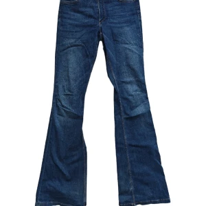 Bootcut, flare jeans  - Jättefina jeans med utsvängda ben! 