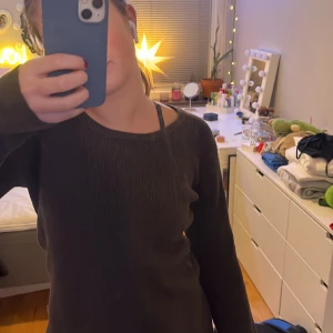 Brun stickad tröja -  En brun stickad tröja från Åhléns med ribbat material aldrig använd då den är stor den är ganska stor storleken 