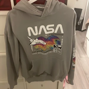 Hoodie - Den är ganska bra skick och jag har fått den av någon släkting men tycker inte om den själv och den är inte min stil heller. Men den passar bra till de som gillar trycket och vill bara ha det för det är mysigt med hoodie. 