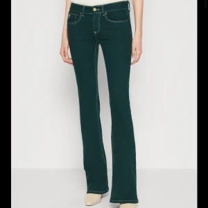Lois gröna jeans - Säljer mörk gröna jeans från lois, de är nyskick och lapparna sitter kvar. Skriv för egna bilder och bilder på.😊   Midjemått rakt över är 33 cm, och hela mdijemåttet är 76. Jag har 79 cm i midjemåttet och de sitter bra.