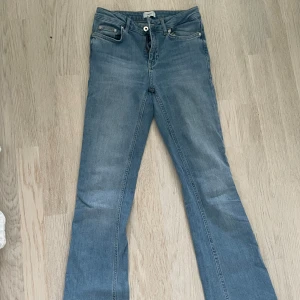 Jeans  - Säljer dessa jeans ifrån grunt då jag inte använder dom längre.