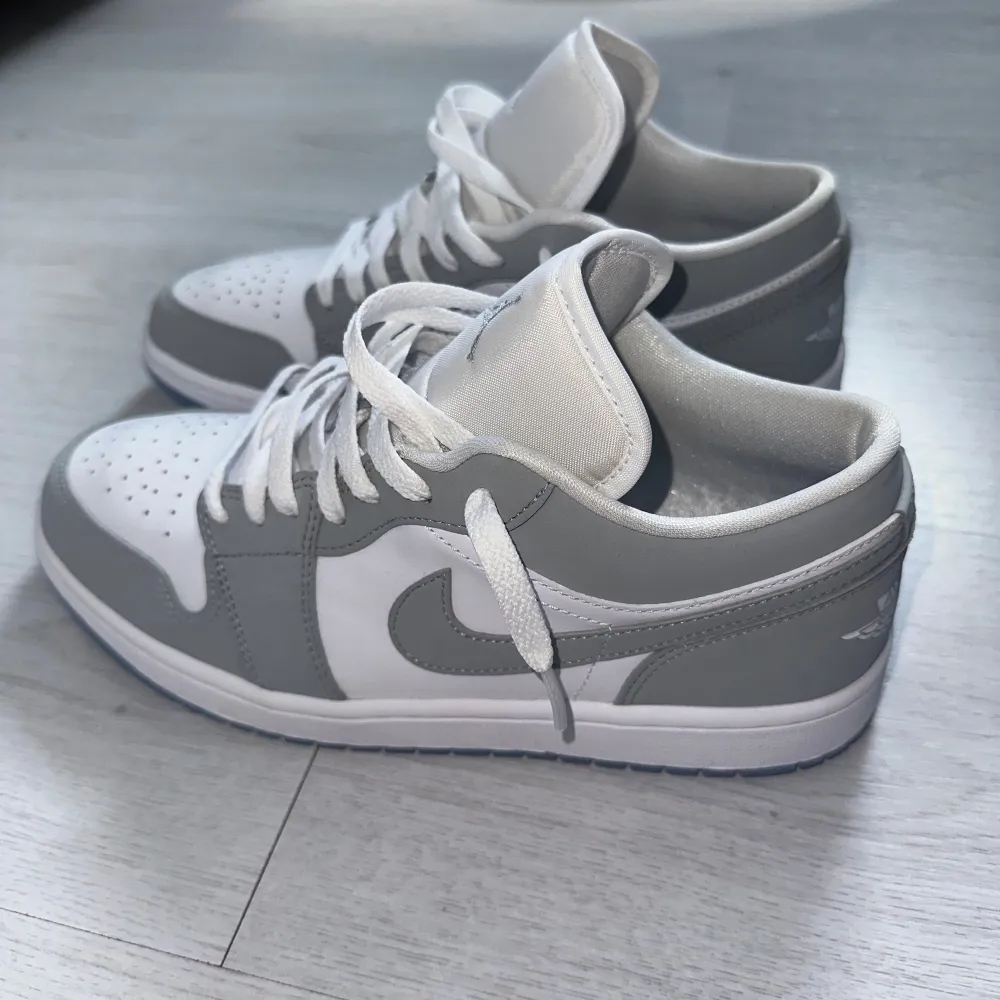 Helt oanvända Nike Jordan 1. Säljer pga för liten storlek för mig. . Skor.