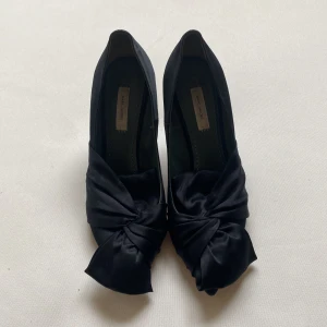 Klackskor i siden - Ett par sparsamt använda klack skor från Marc Jacobs 