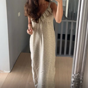 Långklänning volang - Lång klänning med volanger i bra skick