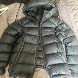 Peak performance jacka - Peak performance ”Frost down jacket dam”. Använd 1 vinter. Finns inga hål, mycket bra skick.  Strl M  Nypris 4200kr. Säljes för 2500kr men priset är diskuterbart!☺️