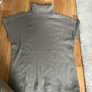 Polo t shirt - Polo t shirt zara som är i strlk m men skulle säga mer som en s/xs! Beroende på hur tight man vill ha den. ❤️