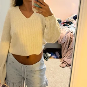 Stickad tröja - En jätte fin stickad tröja❤️ den har nån fläck på tröjan där framme man ser den knappt🫶 