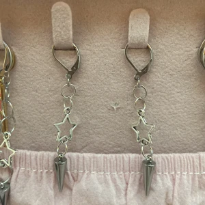 Örhängen  - Handgjorda rostfria örhängen 💓😍! Styck : 45kr , båda : 85kr