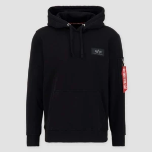 Alpha Industries hoodie - Säljer nu min Alpha hoodie med camiflage text på baksidan, som är Unisex. Passar alltså både tjejer i killar! Nypris 2000, knappt använd så i toppskick därav priset 1300💗varm och otroligt skön, kom privat för egentagna bilder!🫶🏻