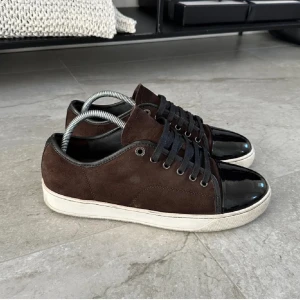 Lanvin cap toe - Säljer nu dessa lanvin skor i storlek 43 uk 9 i helt okej skick. Inget og tillkommer, endast skorna. 2 små hål finns under sulan men inget som påverkar användningen. Kom i dm för bild. Utöver hålen är skorna jättebra skick.