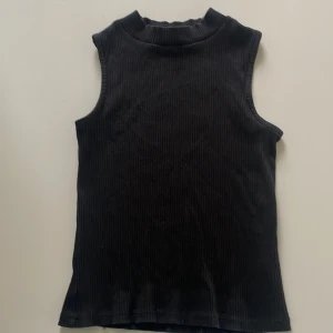 Svart topp - Svart ribbad topp. Storlek 146/152 men passar mig som vanligtvis har XS. Bra skick. 💗